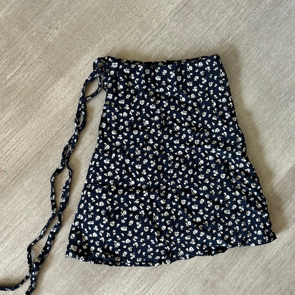 Brandy Melville Floral Wrap Skirt - Picture 4 of 7